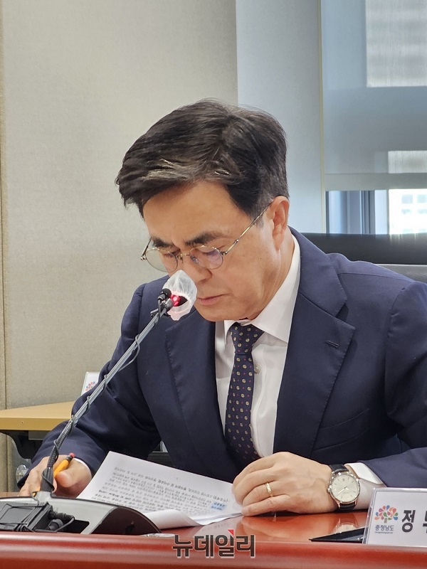 ▲ 김태흠 충남도지사가 27일 오전 도청에서 실국원장회의를 주재하고 있다.ⓒ김정원 기자