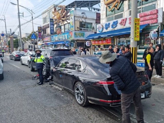 ▲ 경북 포항시 구룡포에서 차량 8대가 잇달아 추돌하는 사고가 발생했다.ⓒ경북소방본부