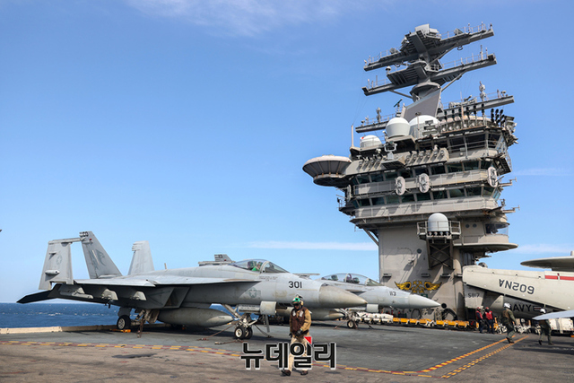 ▲ 27일 제주도 남방 공해상에서 '전사의 방패(WS)' 한미연합훈련을 진행하고 있는 미국의 핵추진 항공모함 니미츠함(CVN-68·10만t급)에 F/A-18 슈퍼호넷이 주기돼 있다.   ⓒ공동취재단