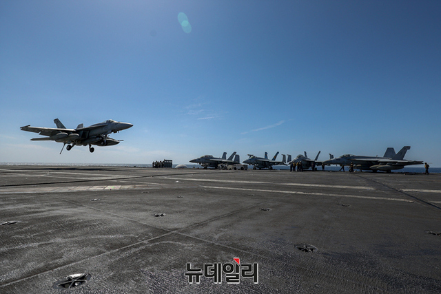 ▲ 27일 제주도 남방 공해상에서 '전사의 방패(WS)' 한미연합훈련을 진행하고 있는 미국의 핵추진 항공모함 니미츠함(CVN-68·10만t급)에서 F/A-18 슈퍼호넷이 착함하고 있다.  ⓒ공동취재단
