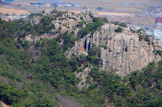 ▲ 노적봉에서 바라본 병풍바위.ⓒ진경수 山 애호가