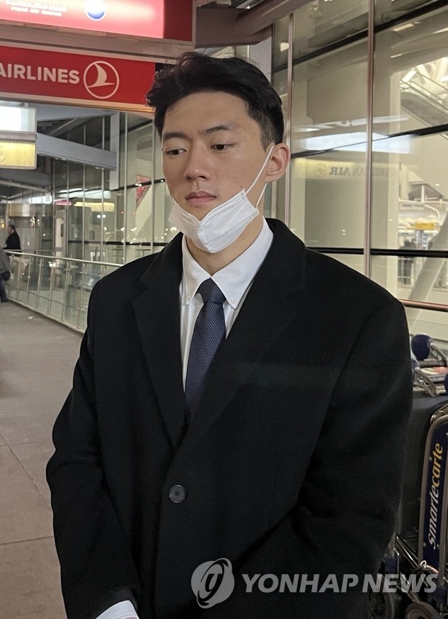 ▲ 전두환 대통령의 손자 전우원 씨가 26일(현지시간) 미국 뉴욕 JFK 공항에서 귀국 비행기 탑승 전 연합뉴스와 인터뷰를 하고 있다.ⓒ연합뉴스