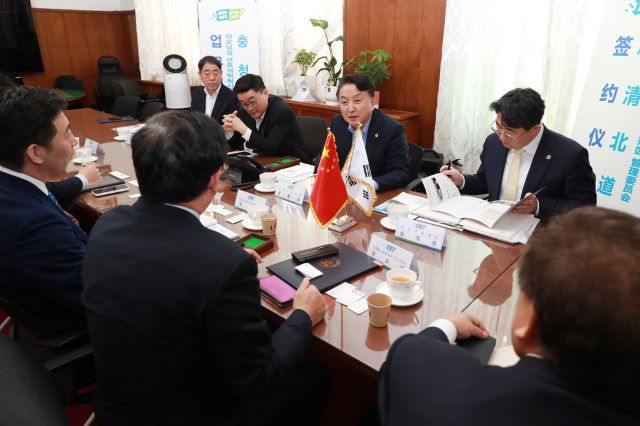 ▲ 충북도가 27일 도청에서 김영환 지사와 장빈(张斌) 중국 랴오닝성 션푸개혁혁신시범구관리위원회 투자국장 등이 참석한 가운데 경제교류를 위한 업무협약을 가졌다.ⓒ충북도