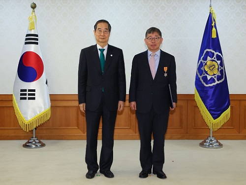 ▲ 한남대 경제학과 김홍기 교수가 지난 23일 한덕수 국무총리로부터 규제개혁에 이바지한 공로로 근정포장을 받았다.ⓒ한남대