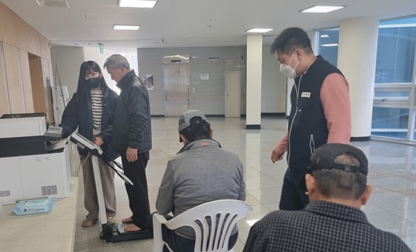 ▲ 부여군 시설관리공단이 최근 관내 사회적약자를 대상으로  ‘찾아가는 체성분 분석 서비스’를 추진했다.ⓒ부여군