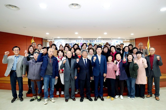 ▲ 성주군(군수 이병환)은 24일 문화예술회관 소강당에서 성주군 서한교 부군수를 비롯해 성주군의회 김성우 의장, 계명대 계명시민교육원 홍미정 학장과 신입생 등 50여 명이 참석한 가운데 ‘2023년 경북도민행복대학 성주캠퍼스’ 개강식을 가졌다.ⓒ성주군