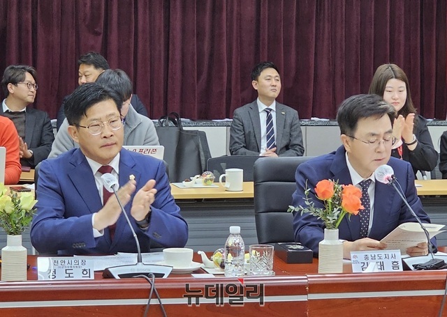 ▲ 김태흠 충남도지사(우)가 27일 도청에서 열린 ‘2023년 충남도지사와 시군의회 의장단 간담회’에서정도희 천안시의장(좌)이 건의한 천안시티FC에 대해 매년 20억원씩 5년간 100억원 지원 건의와 관련해 지원 불가 입장을 밝혔다.ⓒ뉴데일리 D/B