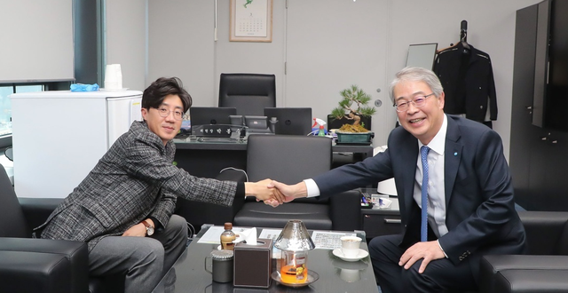 ▲ 박봉수(왼쪽) 우리은행 노조위원장과 임종룡 우리금융 회장이 지난 27일 서울 중구 우리은행 노조 사무실에서 회동했다.ⓒ우리은행 노조