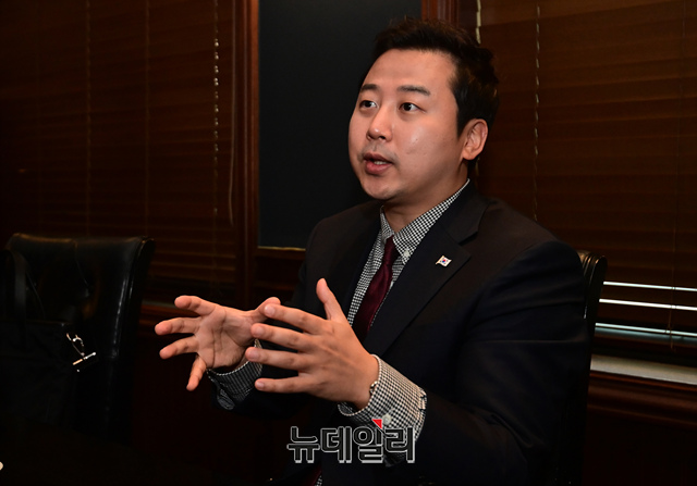▲ 장예찬 국민의힘 청년최고위원이 지난 27일 여의도 한 카페에서 뉴데일리와 인터뷰하고 있다.ⓒ이종현 기자