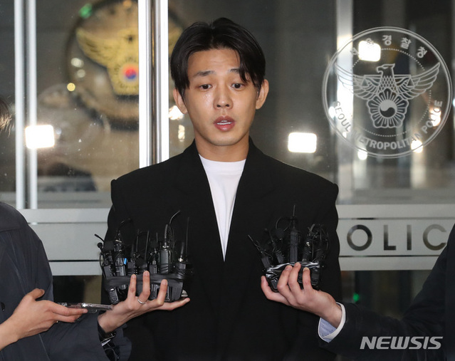 ▲ 마약 투약 혐의를 받는 배우 유아인(37·본명 엄홍식)이 지난 27일 서울 마포구 서울경찰청 마약범죄수사대에서 마약류 관리법 위반 혐의로 조사를 마친 뒤 취재진의 질문에 답하고 있다. ⓒ뉴시스