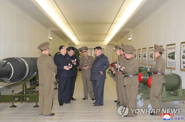 ▲ 김정은 북한 국무위원장은 지난 27일 핵무기병기화사업을 지도하고 핵반격작전계획과 명령서를 검토했다고 조선중앙통신이 28일 보도했다. ⓒ연합뉴스