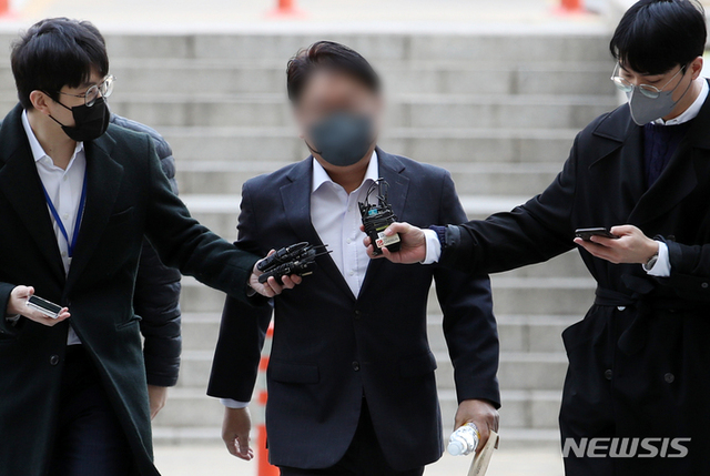 ▲ 김인섭 전 한국하우징기술 대표 측근 김모씨가 27일 오전 서울 서초구 서울중앙지법에서 열린 구속 전 피의자 심문(영장실질심사)에 출석하고 있다. ⓒ뉴시스