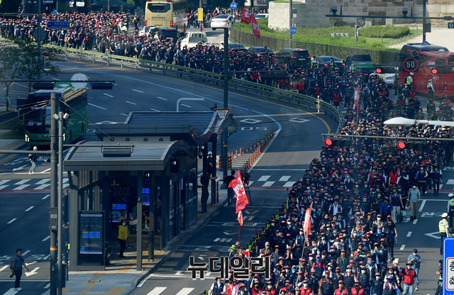 ▲ 민노총 소속 조합원들이 2일 오후 서울 세종대로에서 열린 노동자대회를 마치고 용산 대통령 집무실 근처인 삼각지역까지 행진을 하고 있다. ⓒ이종현 기자