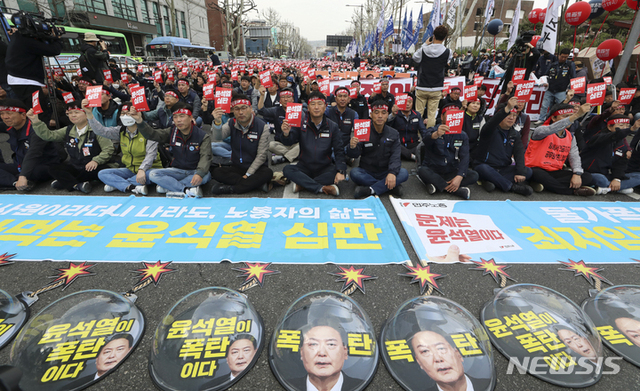 ▲ 민노총 조합원들이 25일 서울 종로구 대학로에서 열린 문제는 윤석열이다. 민생파탄! 검찰독재! 윤석열 심판! 민주노총 투쟁선포대회에서 구호를 외치고 있다. ⓒ뉴시스