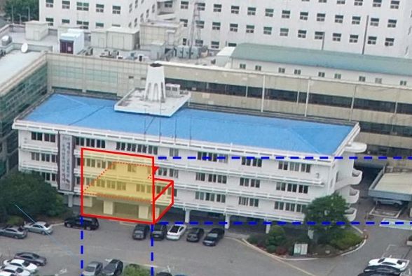 ▲ 보존 권고된 옛 청주시청 본관동 일부 파사드 구조체(빨간선).ⓒ청주시