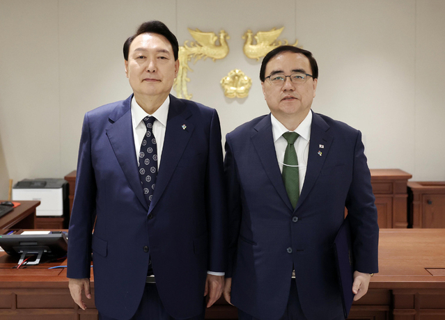 ▲ 윤석열 대통령이 지난해 6월 서울 용산 대통령실 청사에서 김성한 국가안보실장에게 임명장을 수여한 뒤 기념촬영을 하고 있다. ⓒ뉴시스