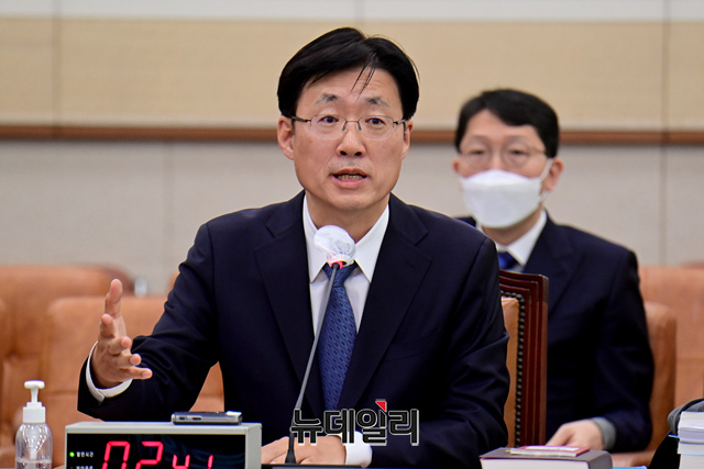 ▲ 김형두 헌법재판관 후보자가 28일 오전 국회에서 열린 인사청문회에 출석해 의원들의 질문에 답하고 있다.ⓒ이종현 기자