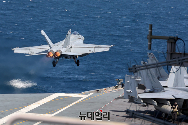 ▲ 27일 제주도 남방 공해상에서 '전사의 방패(WS)' 한미연합훈련을 진행하고 있는 미국 항공모함 니미츠함(CVN-68·10만t급)에서 F-18 슈퍼호넷이 이함하고 있다.ⓒ정상윤 기자(사진=공동취재단)