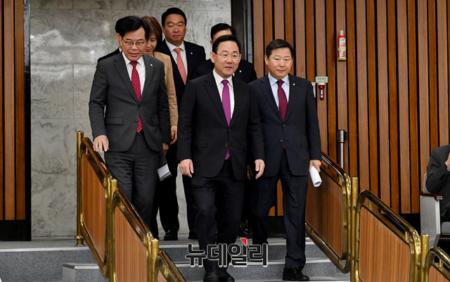 ▲ 주호영 국민의힘 원내대표가 28일 오전 국회에서 열린 원내대책회의에 참석하기 위해 입장하고 있다.ⓒ이종현 기자