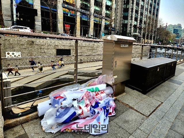 ▲ 서울시 종로구 청계천 광장에 노조 집회 폐현수막 더미가 쌓여 있다. ⓒ안선진 기자