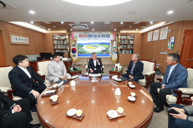 ▲ 예천군(군수 김학동)은 카페 ‘읍천리 382’ 및 예천농협(조합장 이달호)과 예천사과를 활용한 음료 메뉴 출시를 위해 업무협약을 체결했다.ⓒ예천군