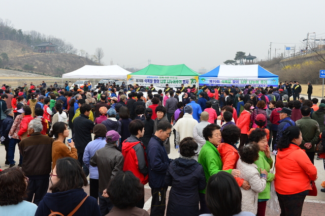 ▲ 영주시는 제78회 식목일을 맞아 남부지방산림청 영주국유림관리소와 함께 오는 31일 오전 10시 30분부터 영주교 아래 서천둔치(인라인스케이트장)에서 ‘나무 나누어주기 행사’를 진행한다.ⓒ영주시