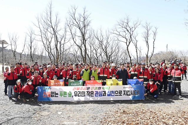▲ 달성군(군수 최재훈)은 지난 27일 유가읍 비슬산 참꽃군락지에서 제78회 식목일 행사 및 산불예방 홍보활동을 펼쳤다.ⓒ달성군