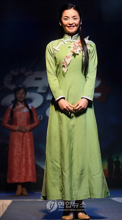 ▲ 2009년 8월 열린 뮤지컬 '영웅' 제작발표회에서 '링링' 역의 전미도가 무대의상을 선보이고 있다.ⓒ연합뉴스