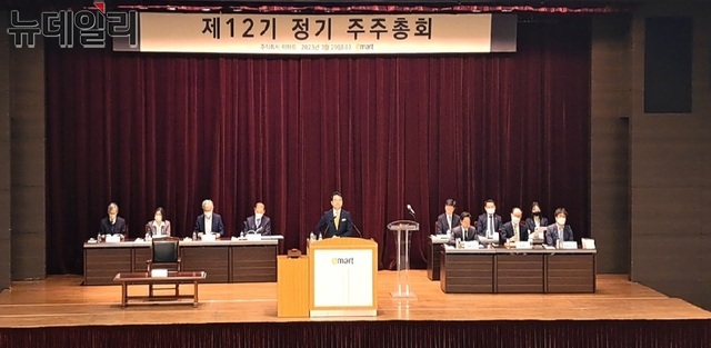 ▲ 서울 성동구 이마트 본사에서 열린 제12기 주주총회에서 강희석 이마트 대표이사가 발언하고 있다ⓒ조현우 기자