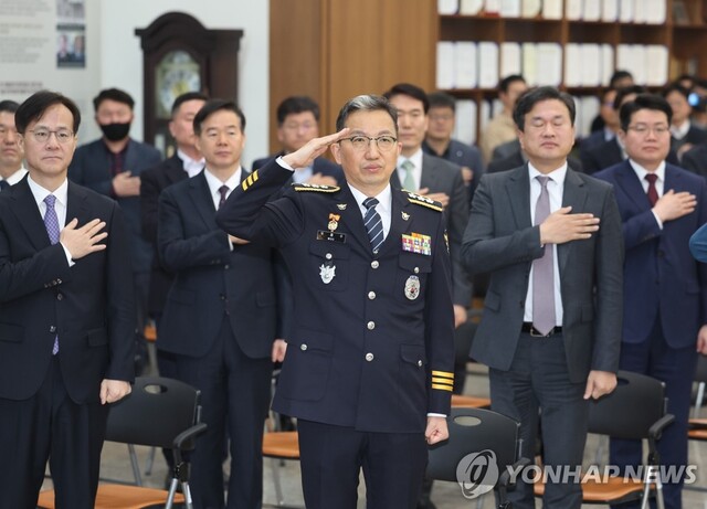 ▲ 우종수 신임 국가수사본부장이 29일 서대문구 경찰청에서 열린 취임식에서 국기에 경례하고 있다. ⓒ연합뉴스