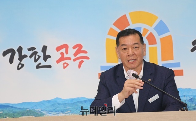 ▲ 최원철 공주시장이 29일 오전 시청 집현실에서 3월 출입기자와 소통 간담회를 하고 있다.ⓒ이길표 기자