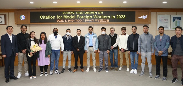 ▲ 조길형 충주시장이 외국인 근로자에게 표창을 전수한 뒤 기념촬영을 하고 있다.ⓒ충주시