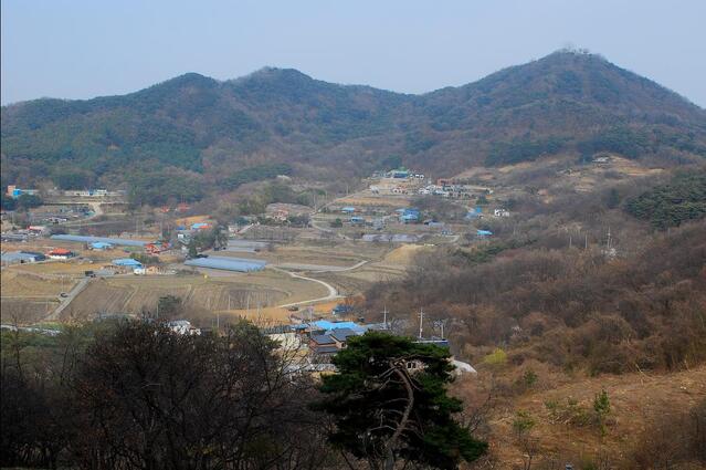 ▲ 다불산 하산 도중에 바라본 아미산 능선.ⓒ진경수 山 애호가