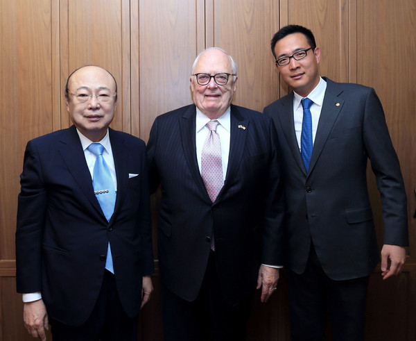 ▲ 에드윈 퓰너 미 헤리티지재단 아시아연구센터 회장(가운데). ⓒ한화