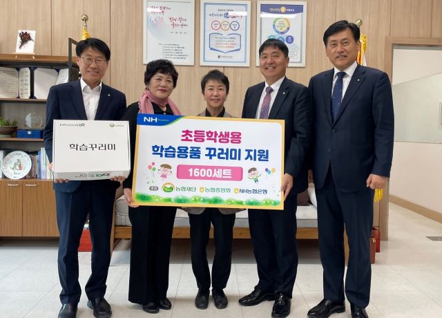 ▲ (왼쪽부터) 이장환 농협 진천지부장, 이한자 고향주부모임충북도지회장, 오은주 진천교육장, 이정표 본부장, 황종연 본부장이 기념사진을 찍고 있다.ⓒ농협 충북본부
