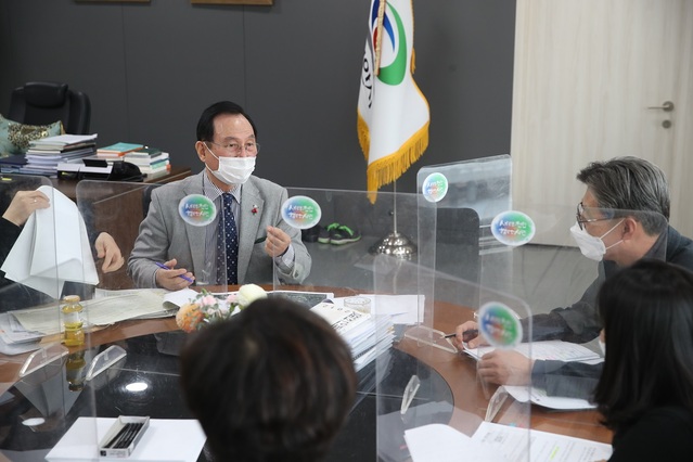 ▲ 박상돈 천안시장이  ‘박상돈 시장의 열린시장실’에서 시민 민원을 청취하고 있다.ⓒ천안시