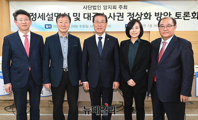 ▲ 국정원 퇴직직원 모임인 사단법인 '양지회'가 29일 오후 서울 서초구 양지회관에서 '국정원 대공수사권 정상화 이유 및 방안 토론회'를 열었다. 왼쪽부터 최기식 변호사, 박인환 바른사회시민회의 공동대표(변호사), 장종한 양지회장, 문수정 한변 사무차장(변호사), 황윤덕 양지회 부설 한국통합전략연구원장(전 국정원 대공수사단장). ⓒ서성진 기자