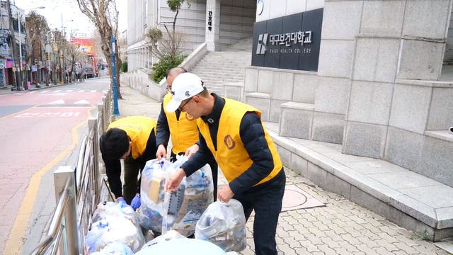 ▲ 대구보건대학교(총장 남성희)는 지난 25일 캠퍼스 주변 청결을 위한 ‘새봄맞이 국토대청결운동’을 실시했다.ⓒ대구보건대