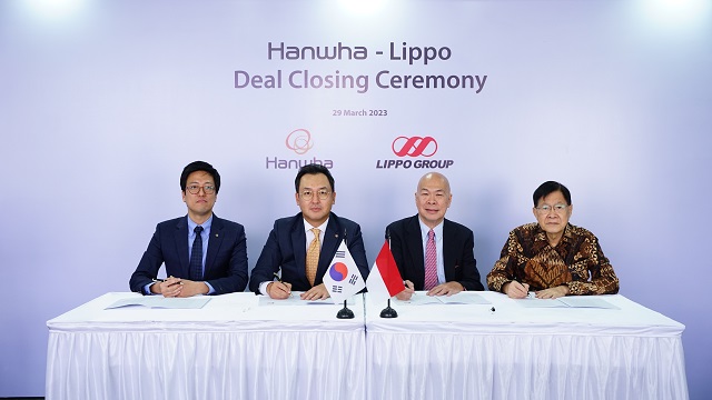 ▲ 남궁훈 한화생명 인도네시아 법인장(왼쪽 두번째)이 LGI에 대한 주주간 지분 인수 거래를 완료한 후 기념촬영을 하고 있다.ⓒ한화생명