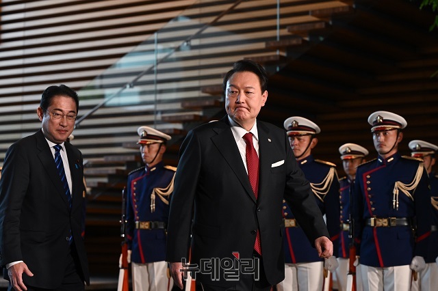 ▲ 윤석열 대통령이 지난 16일 오후 일본 도쿄 총리 관저에서 열린 환영행사에서 기시다 후미오 일본 총리와 함께 입장하고 있다.ⓒ대통령실 제공