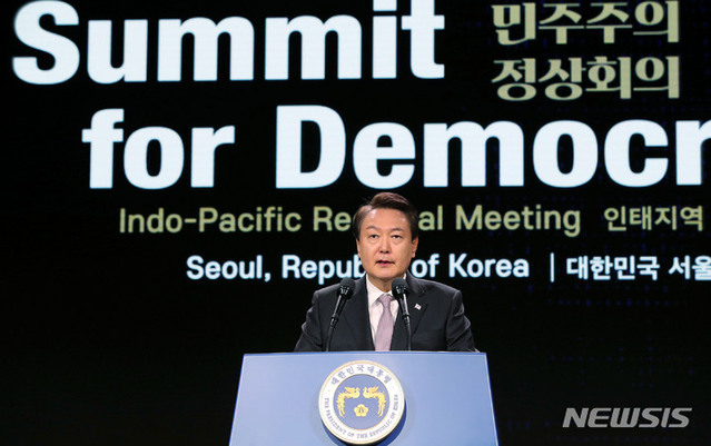 ▲ 윤석열 대통령이 30일 오전 서울 중구 신라호텔에서 열린 제2차 민주주의 정상회의 인태지역회의에서 환영사를 하고 있다.ⓒ뉴시스