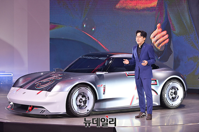 ▲ 정우성 포르쉐 디자이너가 차량에 대해 설명하는 모습. ⓒ뉴데일리DB