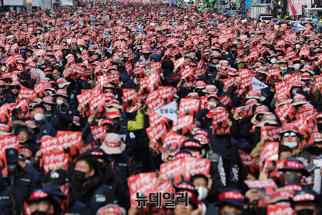 ▲ 민노총 산하 전국건설노동조합이 지난달 28일 오후 서울 숭례문 인근 세종대로에서 윤석열 정권을 규탄하는 대규모 집회를 진행하고 있다. 이들은 집회 직후 용산 대통령실로 가두행진을 이어갔다. ⓒ정상윤 기자