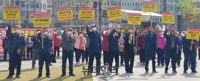 ▲ 세종시 북부권쓰레기소각장반대대책위원회가 30일 오후 세종시청 앞에서 기자회견을 열고 북부지역 생존권을 막살하는 입지선정위원회를 즉각 해체하라고 요구하고 있다.ⓒ이길표 기자