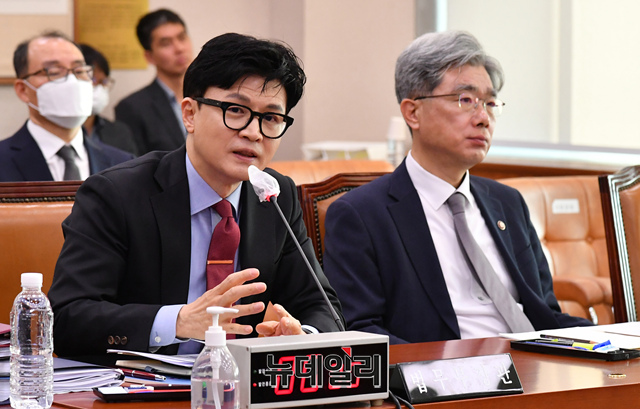 ▲ 한동훈 법무부 장관이 30일 오전 국회에서 열린 법제사법위원회 전체회의에 출석해 의원들의 질문에 답하고 있다.ⓒ이종현 기자