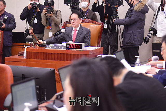 ▲ 김도읍 법제사법위원회 위원장이 지난 23일 국회에서 열린 전체회의에서 의사진행을 하고 있다.ⓒ이종현 기자