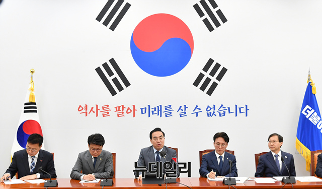 ▲ 박홍근 더불어민주당 원내대표가 30일 오전 국회에서 열린 정책조정회의에 참석해 모두발언을 하고 있다. ⓒ이종현 기자