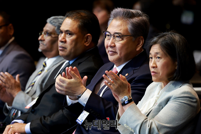 ▲ 박진 외교부 장관이 30일 오전 서울 중구 신라호텔에서 열린 '제2차 민주주의 정상회의 인태지역 회의' 개막식에 참석해 자리하고 있다. ⓒ정상윤 기자