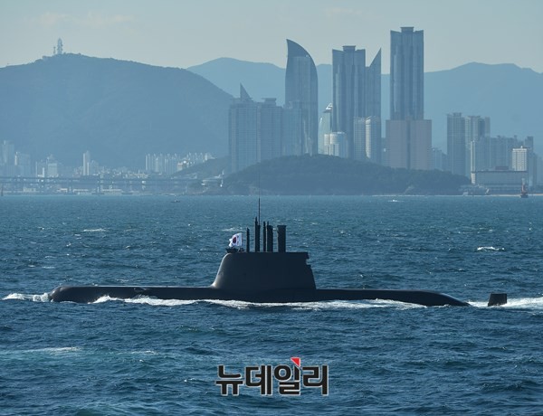 ▲ 2015년 10월17일 부산에서 열린 '2015 대한민국해군 관함식'에서 장보고급 잠수함이 수면 위로 고개를 내밀고 있다. ⓒ정상윤 기자