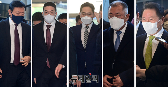 ▲ (왼쪽부터) 신동빈 롯데그룹 회장, 구광모 LG그룹 회장, 이재용 삼성전자 회장, 정의선 현대차그룹 회장, 최태원 SK그룹 회장이 지난 1월 2일 오후 서울 강남구 코엑스에서 대한상공회의소와 중소기업중앙회 개최한 2023년 신년 인사회에 참석하기 위해 입장하고 있다. ⓒ정상윤 기자